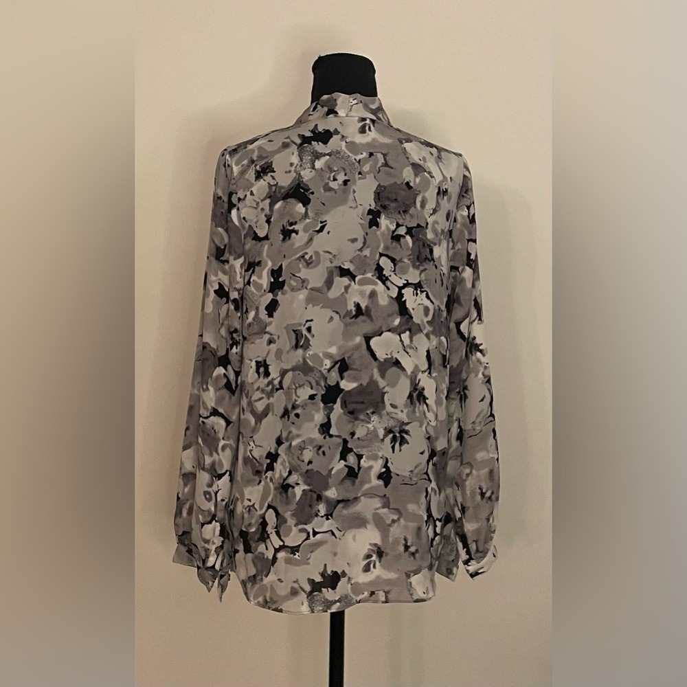 Isaac Mizrahi Live Womens XS Gray Floral Tie Neck Pleated Long Sleeve Blouse - Picture 4 of 6
